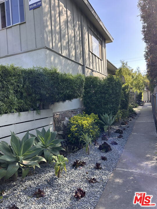 1868 10th Street, Santa Monica CA: https://media.crmls.org/mediaz/00fa9827-21f4-4184-89a9-c34c662ab146.jpg
