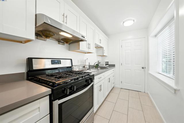 2539 Grande Vista Ave, Oakland CA: https://media.crmls.org/mediaz/00fb7dc7-10ea-4038-83c6-255260bddc29.jpg