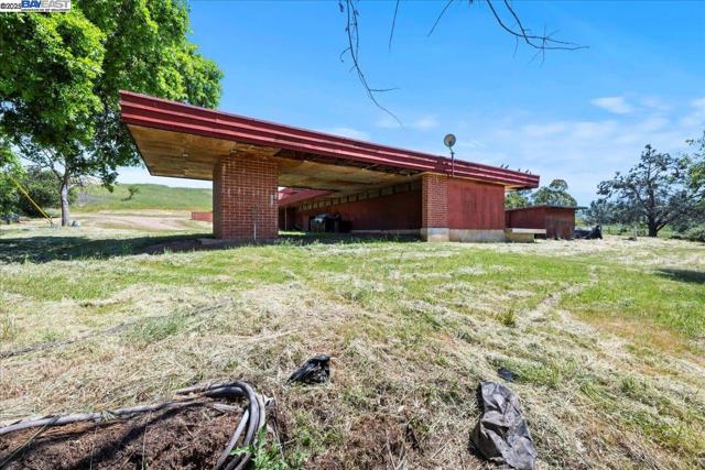 6400 Mines Rd, Livermore CA: https://media.crmls.org/mediaz/00fbb16a-cb4c-4ab3-980a-87286f155d72.jpg