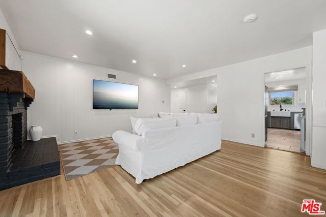 6827 Bianca Avenue photo 5