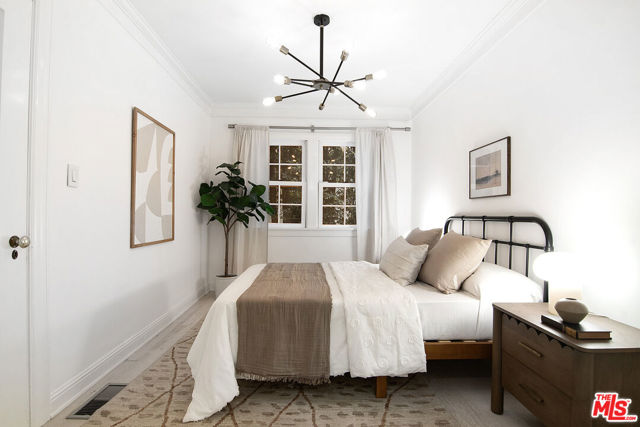 338 S Highland Avenue, Los Angeles CA: https://media.crmls.org/mediaz/00fbe98d-0520-4144-b790-416be901a9e4.jpg