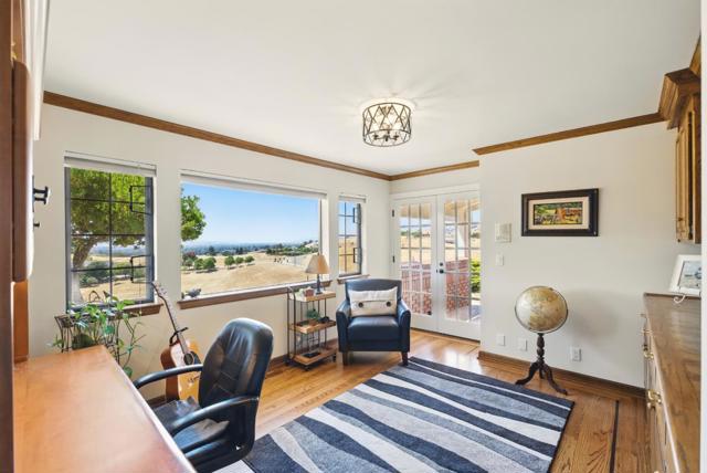 2525 Bridle Path Drive, Gilroy CA: https://media.crmls.org/mediaz/00fc68d0-f10a-492d-b4d3-92c857c23149.jpg