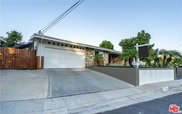 5714 El Canon Avenue, Woodland Hills CA: https://media.crmls.org/mediaz/00fc7d54-4218-4894-9567-6578c6646152.jpg