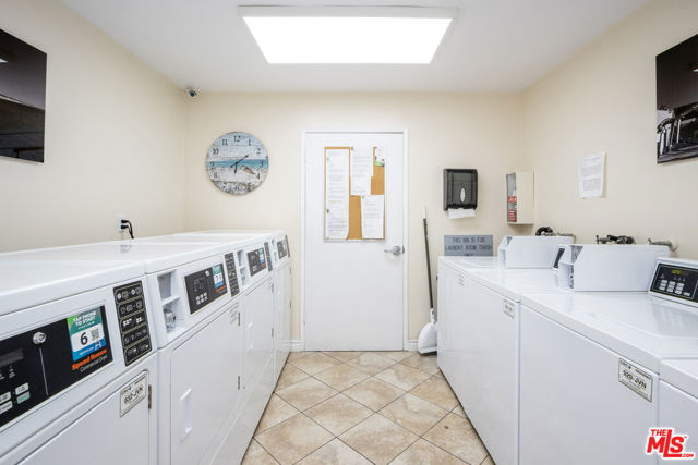 2721 2nd Street, Santa Monica CA: https://media.crmls.org/mediaz/00fcf974-0d98-4d1d-aa22-f731dde545a7.jpg