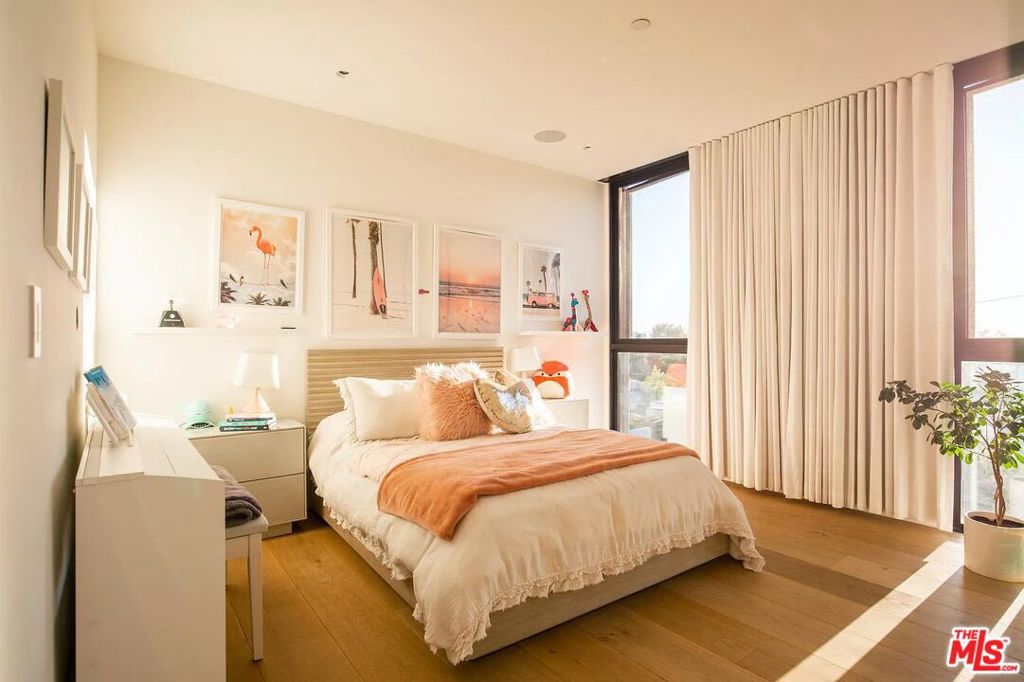 https://media.crmls.org/mediaz/00fd181d-07d6-4bc8-9319-ac7240e5119a.jpg?preset=X-Large