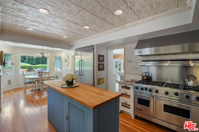 11818 Laurel Hills Road, Studio City CA: https://media.crmls.org/mediaz/00fd6217-1938-4758-a576-9e177357a141.jpg
