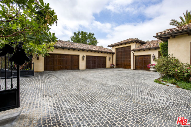 427 La Marina Drive, Camarillo CA: https://media.crmls.org/mediaz/00fd72bb-0c9e-4a6f-83fb-567aebfda9b4.jpg