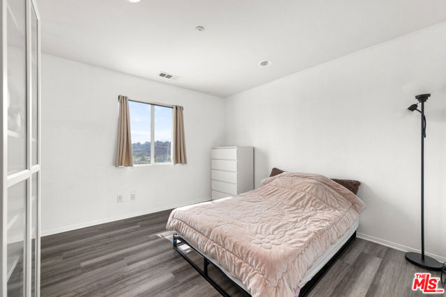 13041 Mesa Verde Way, Sylmar CA: https://media.crmls.org/mediaz/00fdb7b1-bf94-4086-a53e-6524bccff24b.jpg
