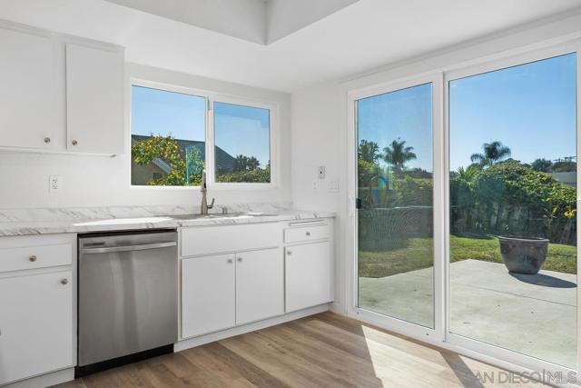 464 Dorsey Way, Vista CA: https://media.crmls.org/mediaz/00fe9bc0-1d3d-4593-9501-bf5da30e5cb1.jpg