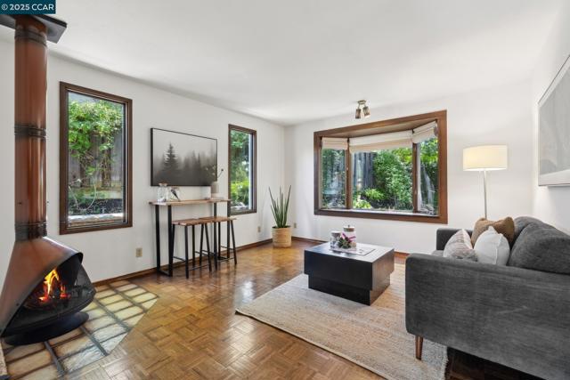 3662 Perada Dr, Walnut Creek CA: https://media.crmls.org/mediaz/01007c04-fee4-4015-a4f7-5e9e225f1f46.jpg