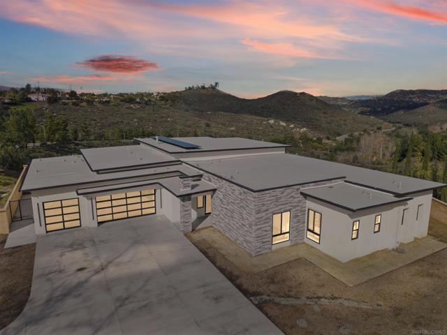 16925 Old Coach Rd, Poway CA: https://media.crmls.org/mediaz/01007d73-6d84-4ca1-a2ae-1db1e116077e.jpg
