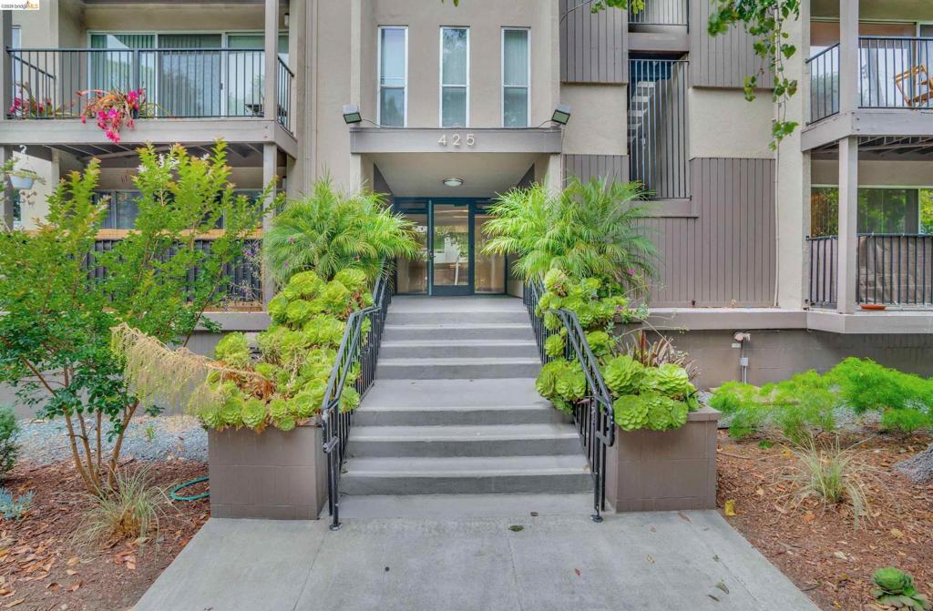 425 Orange St #202