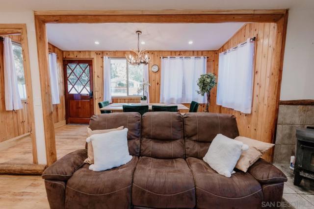 1027 W Country Club Blvd, Big Bear CA: https://media.crmls.org/mediaz/0102507d-779c-44b5-82f2-e2e8e032aa90.jpg