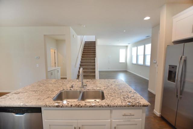 3936 Purple Finch Lane, Modesto CA: https://media.crmls.org/mediaz/0102f8c7-723b-4680-806e-c8a7ea4bc782.jpg