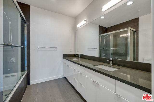 105 S Mariposa Avenue, Los Angeles CA: https://media.crmls.org/mediaz/010330af-2e26-4ea4-a603-9c096a5d96e8.jpg
