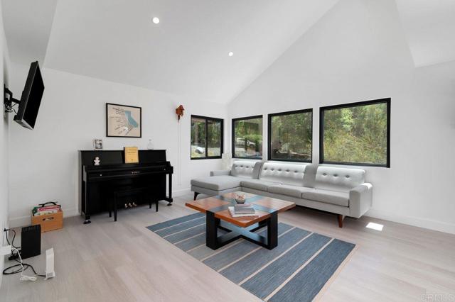 3453 Via Loma Vista, Escondido CA: https://media.crmls.org/mediaz/0103de73-7ade-4e11-8167-5e39234f112b.jpg