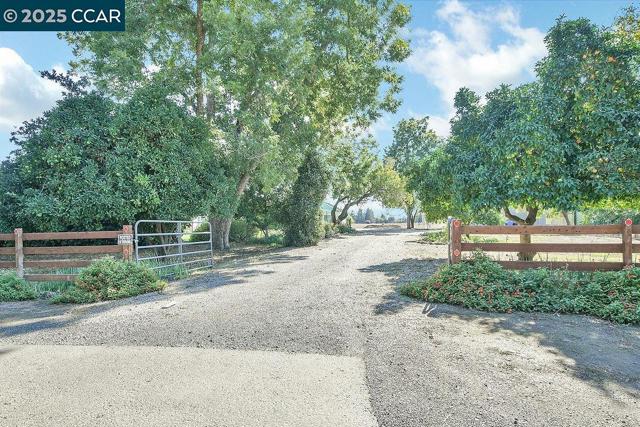 2280 Concord Ave, Brentwood CA: https://media.crmls.org/mediaz/0103e60f-7c9f-4f51-a563-f54e9263dd8d.jpg