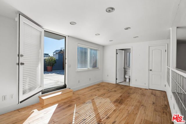20 Quarterdeck Street, Marina del Rey CA: https://media.crmls.org/mediaz/01042862-cf86-4157-aafb-ee51a1510e40.jpg