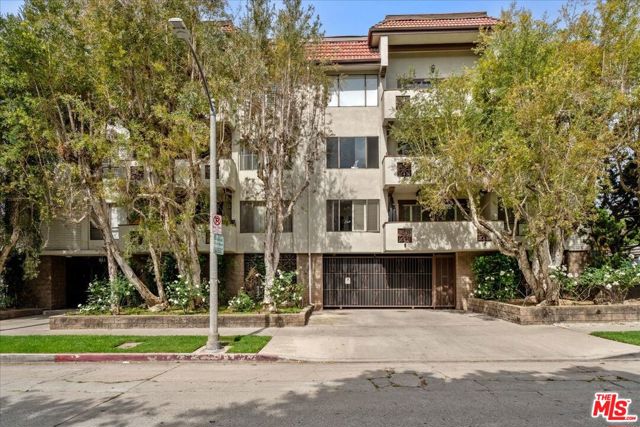 853 S Le Doux Road, Los Angeles CA: https://media.crmls.org/mediaz/01044e54-efbd-48d1-8ff9-c81148ccee83.jpg