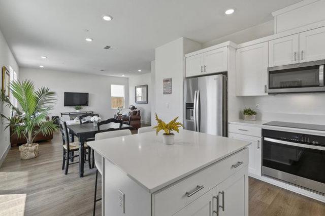 9182 Wickham Court, Gilroy CA: https://media.crmls.org/mediaz/010469f1-cd45-4aa6-b706-ced9fb0efc51.jpg