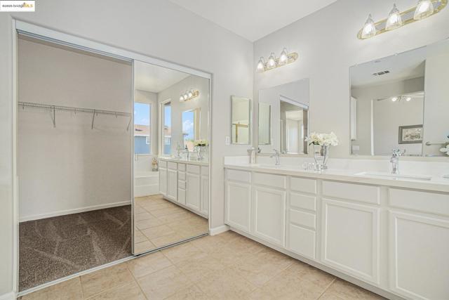 1008 Finn Way, Brentwood CA: https://media.crmls.org/mediaz/010534f4-db8f-4acb-885f-da5c5a9779e3.jpg