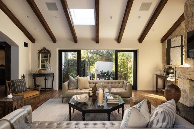 6977 Las Colinas, Rancho Santa Fe CA: https://media.crmls.org/mediaz/01054834-70c3-4de3-bc3b-3aeb7922ecb0.jpg