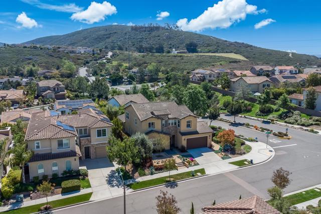 7152 Sitio Corazon, Carlsbad CA: https://media.crmls.org/mediaz/0107776d-82c3-47d0-b11e-dcf9078a3430.jpg