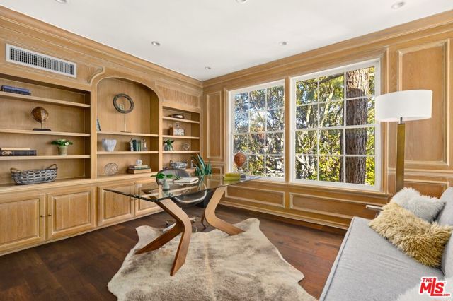 12320 Ridge Circle, Los Angeles CA: https://media.crmls.org/mediaz/01091d8d-e950-4826-be71-91b0c0585c56.jpg