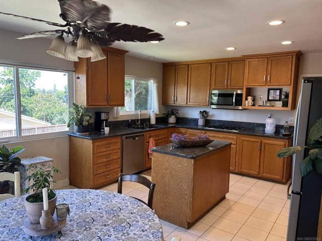 1190 Robertson Dr, Escondido CA: https://media.crmls.org/mediaz/010962d3-b4c1-4007-ad6b-8e29defb1c2c.jpg