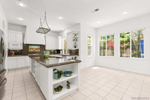 616 Marlin Ln, Carlsbad CA: https://media.crmls.org/mediaz/010ae839-76d4-4207-a5d7-963ef085f182.jpg