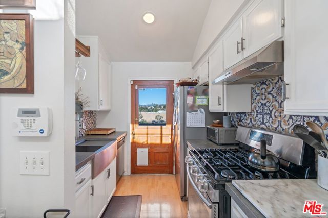 12311 Pacific Avenue, Los Angeles CA: https://media.crmls.org/mediaz/010afab8-8134-409e-a133-09c9d76eb610.jpg