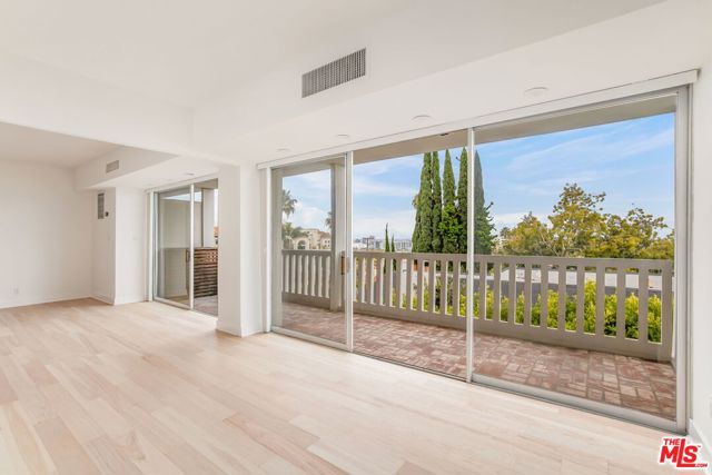 999 N Doheny Drive, West Hollywood CA: https://media.crmls.org/mediaz/010b0f51-0b97-496b-bfd0-557ce623616f.jpg
