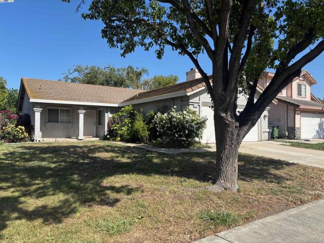 2124 Florentine Wy, Tracy CA: https://media.crmls.org/mediaz/010b6893-7537-481f-8b94-e4e270451a3e.jpg