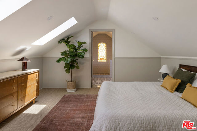 4772 Twining Street, Los Angeles CA: https://media.crmls.org/mediaz/010b6d6e-68c9-4798-b150-3174f0719722.jpg