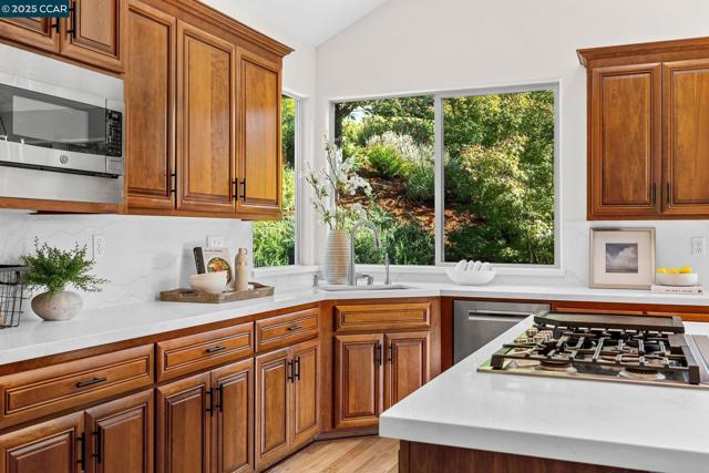 21 Monte Crest Ct., Walnut Creek CA: https://media.crmls.org/mediaz/010c2c58-3f10-4030-ada4-2d2ea92a1a6a.jpg