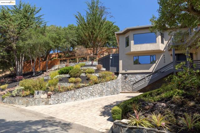 6330 Swainland Rd, Oakland CA: https://media.crmls.org/mediaz/010ce3c0-a4e0-4b01-90d4-4aa04dded031.jpg