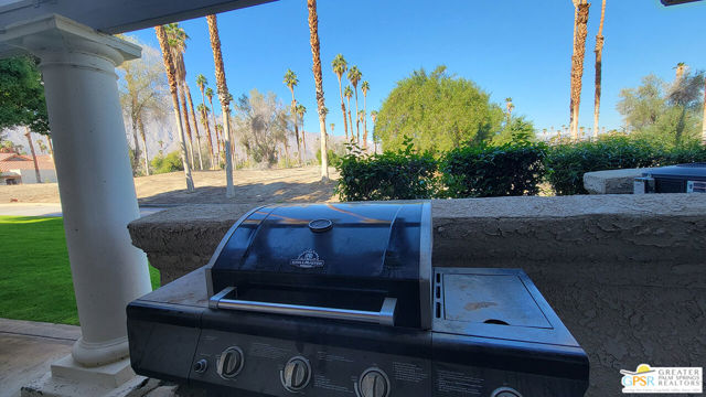 2700 E Mesquite Avenue, Palm Springs CA: https://media.crmls.org/mediaz/010e1365-daae-46b9-ae53-940ff04792b2.jpg