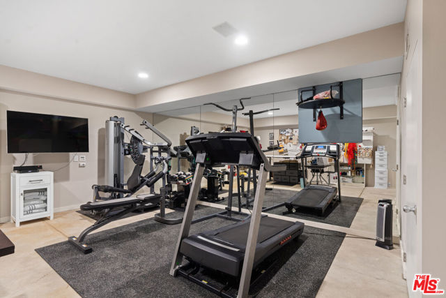 2207 Bowmont Drive, Beverly Hills CA: https://media.crmls.org/mediaz/010e69df-8b42-4799-81aa-58b87ddff7e3.jpg