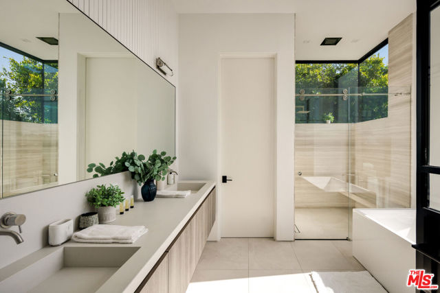 952 N Laurel Avenue, Los Angeles CA: https://media.crmls.org/mediaz/010e88db-ef80-4bd0-8dcd-bb9cc09520ef.jpg