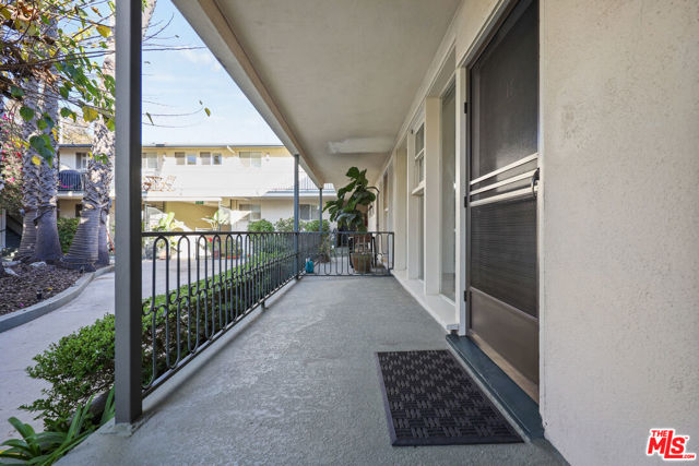 605 S Barrington Avenue, Los Angeles CA: https://media.crmls.org/mediaz/010edbc2-0021-41ba-9b71-36da32dcbc79.jpg
