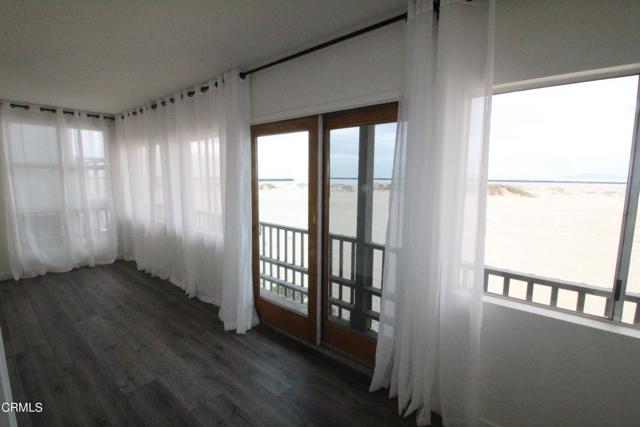 3289 Ocean Drive, Oxnard CA: https://media.crmls.org/mediaz/010f98ec-f9a7-4fab-8c61-cb4d371c1f7b.jpg