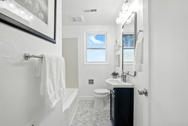 4030 Edwards Ave, Oakland CA: https://media.crmls.org/mediaz/0110037c-6e96-4c8d-87ae-acccbaa79da1.jpg