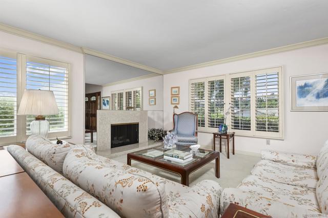 5353 Westknoll Dr, San Diego CA: https://media.crmls.org/mediaz/011026a5-f0a5-4464-a37a-fd1146a542bd.jpg