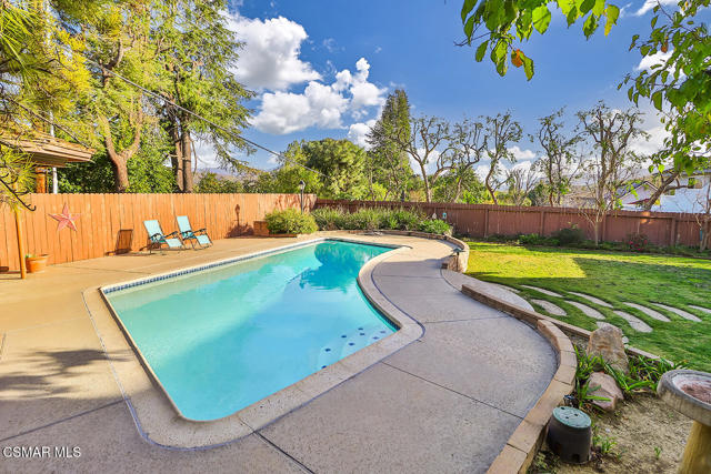 5260 Edgeware Drive, Calabasas CA: https://media.crmls.org/mediaz/01121948-3337-4bd1-8d0d-e6fc489b4f90.jpg