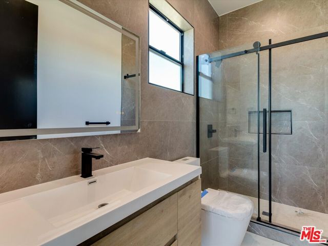2817 S Redondo Boulevard, Los Angeles CA: https://media.crmls.org/mediaz/01122a10-f6db-4bb9-81ed-80529da01b62.jpg