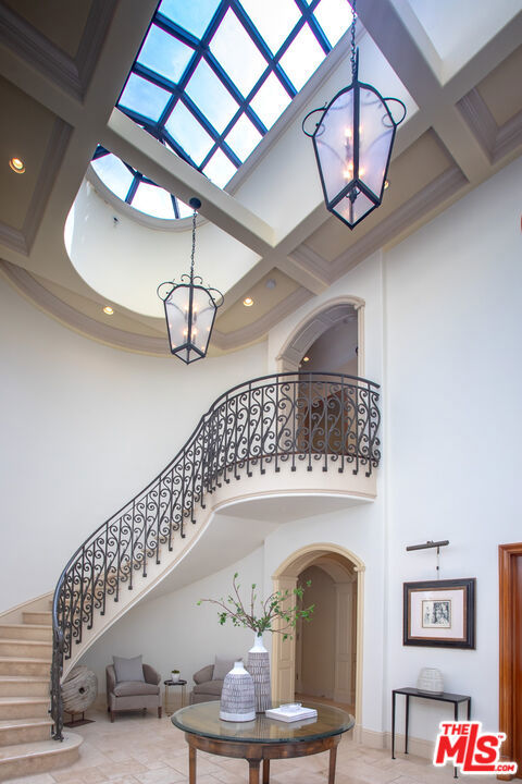 1154 Summit Drive, Beverly Hills CA: https://media.crmls.org/mediaz/0113e21c-6864-4ea2-939e-1f6cef14a378.jpg