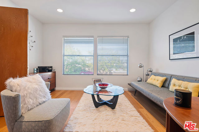 4025 Weslin Avenue, Sherman Oaks CA: https://media.crmls.org/mediaz/01141100-7906-40d4-ad4a-4c322f5ba3fb.jpg