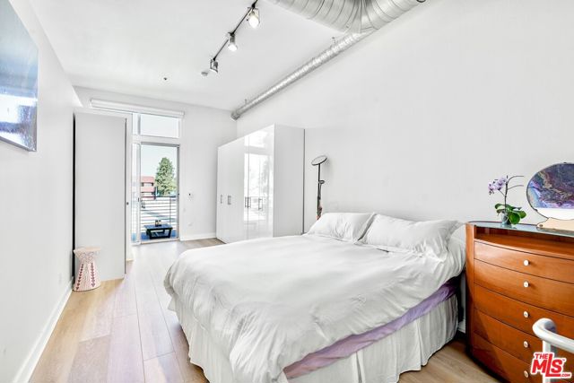 13320 Beach Avenue, Marina del Rey CA: https://media.crmls.org/mediaz/01145114-4dd6-4a82-98b2-2985f8b216bd.jpg