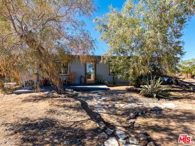 2724 Stonehill Avenue, Joshua Tree CA: https://media.crmls.org/mediaz/0114605c-7778-4659-ab2b-6854099eea59.jpg