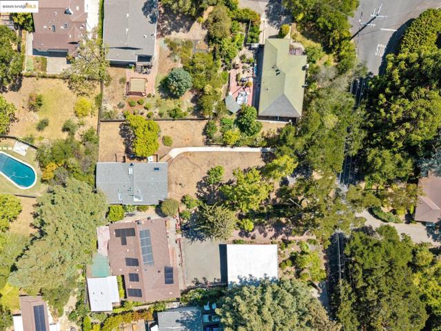 3176 Jordan Rd, Oakland CA: https://media.crmls.org/mediaz/0115813a-8f21-421c-a06d-48327c27f665.jpg